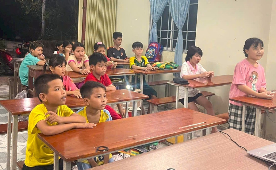 Học sinh chăm chú nghe giảng bài. lop-hoc-tinh-thuong-4.jpg