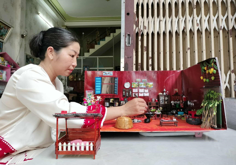 Chị Nguyễn Hồng Phúc dành nhiều thời gian chăm chút cho từng mô hình. mo-hinh-12.jpg
