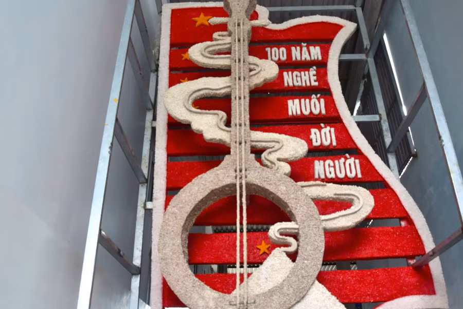 Một phần cây đàn kìm bằng muối do ông Hồ Chí Ân chế tác. (Ảnh: Hoàng Trần)