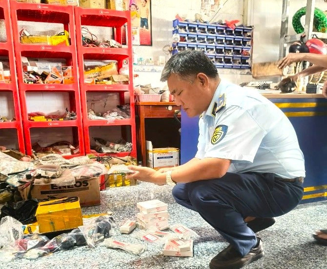 Cán bộ Chi cục Quản lý thị trường Cà Mau kiểm tra phụ tùng xe. kiem-tra-hang-hoa-2.jpg
