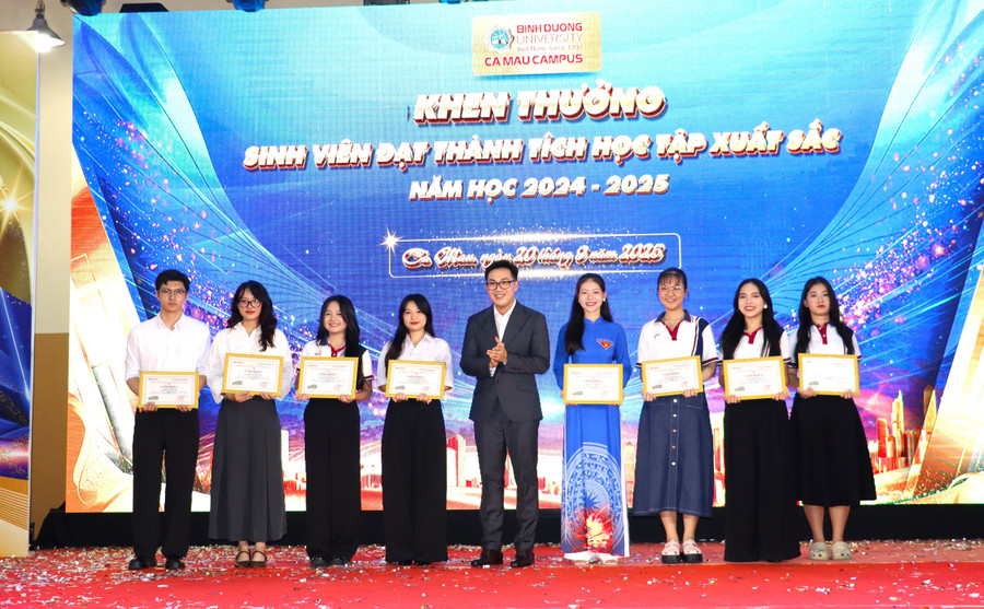 Lãnh đạo BDU tại Cà Mau trao học bổng cho sinh viên. bdu-6.jpg