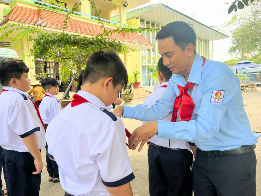 Thầy Nguyễn Chí Tài là Tổng phụ trách đội giỏi tại Trường THCS Võ Thị Sáu. thay-nguyen-chi-tai-1.jpg