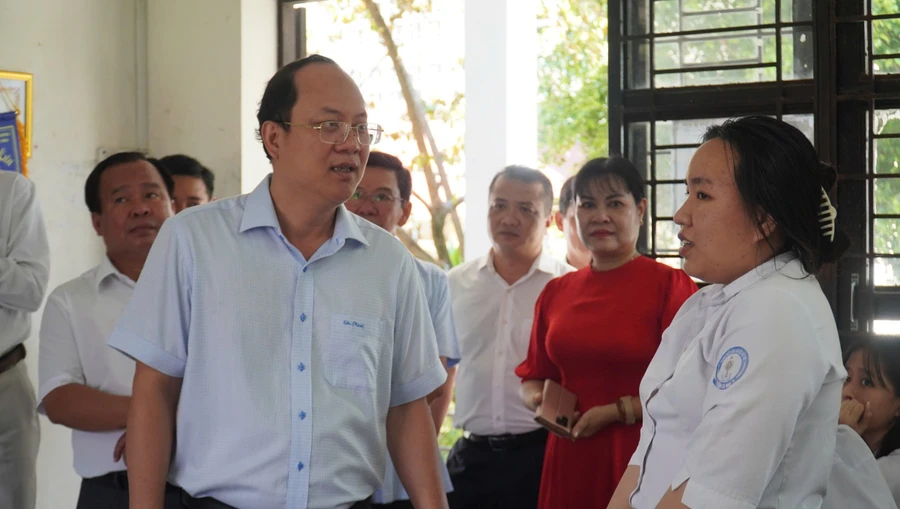 Bí thư Tỉnh ủy Cà Mau Nguyễn Hồ Hải thăm hỏi tình hình học tập của học sinh Trường PTDTNT Cà Mau.