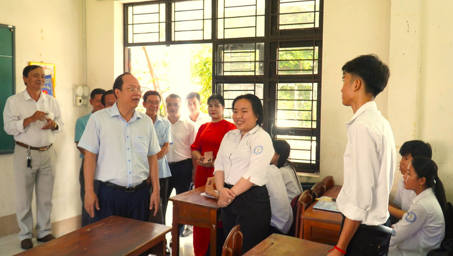 Bí thư Tỉnh ủy Cà Mau động viên học sinh Trường PTDTNT Cà Mau nỗ lực học tập. bi-thu-tham-truong-dt-2.jpg