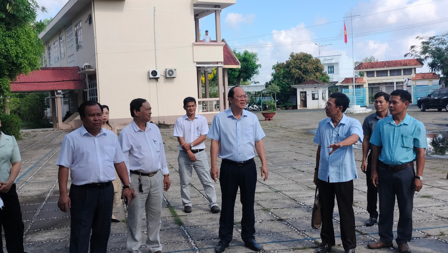 Đoàn Công tác Tỉnh ủy Cà Mau khảo sát cơ sở vật chất Trường PTDTNT Cà Mau. bi-thu-tham-truong-dan-toc-8.jpg