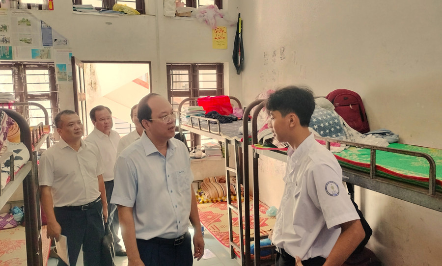 Bí thư Tỉnh ủy Cà Mau Nguyễn Hồ Hải thăm hỏi tình hình sinh hoạt của học sinh trong khu nội trú bi-thu-tham-truong-dt-5.jpg