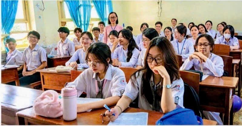 Cô Nguyễn Thị Mỹ Dung ôn tập cho học sinh trong lớp. gen-n-co-dung.jpg