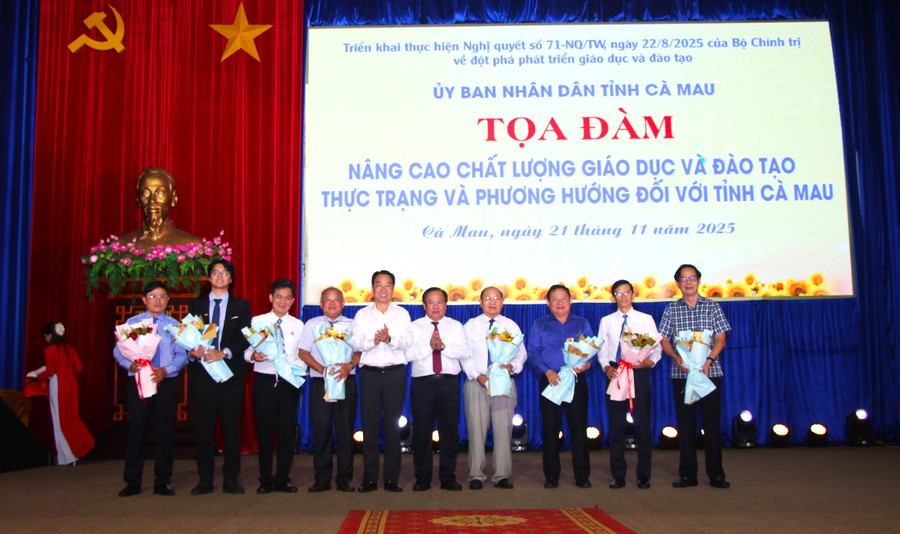 Lãnh đạo tỉnh tặng hoa cho các diễn giả, chuyên gia tham dự buổi Tọa đàm.