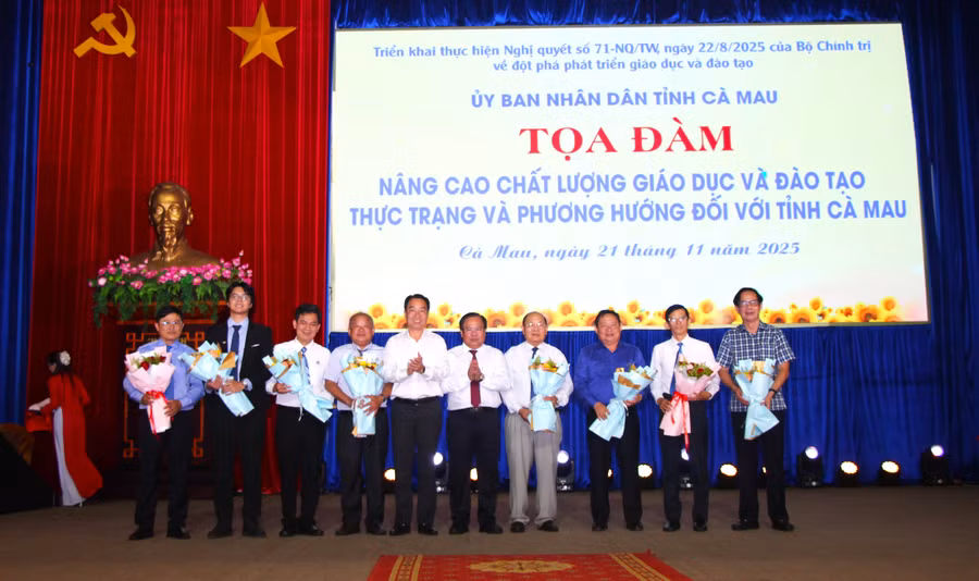 Lãnh đạo tỉnh tặng hoa cho các diễn giả, chuyên gia tham dự buổi Tọa đàm.