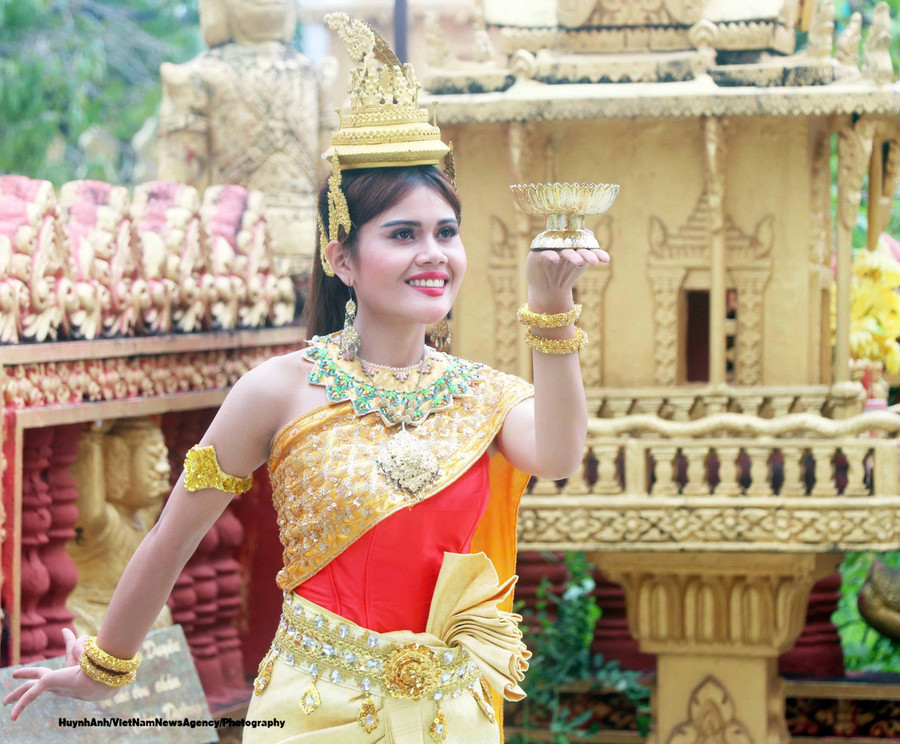 Một điệu múa của dân tộc Khmer trong lễ hội.