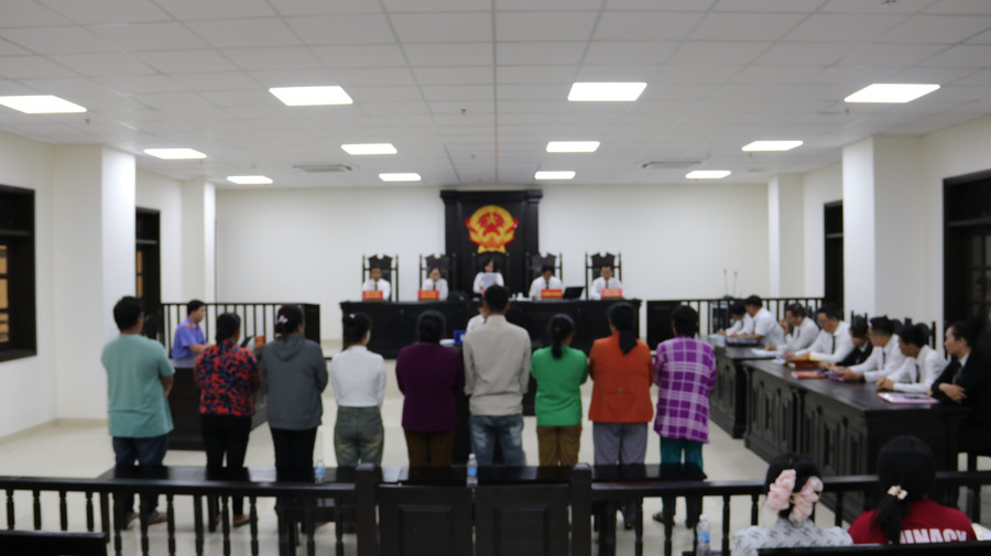 Phiên tòa xét xử các bị cáo. buon-nguoi-2.jpg