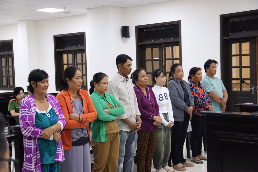 Nhóm buôn người tại tòa. Ảnh: TG