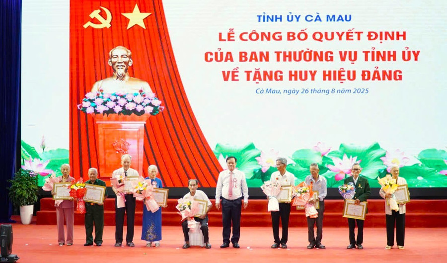 Lãnh đạo tỉnh Cà Mau trao tặng huy hiệu Đảng cho các Đảng viên. gen-n-5.jpg