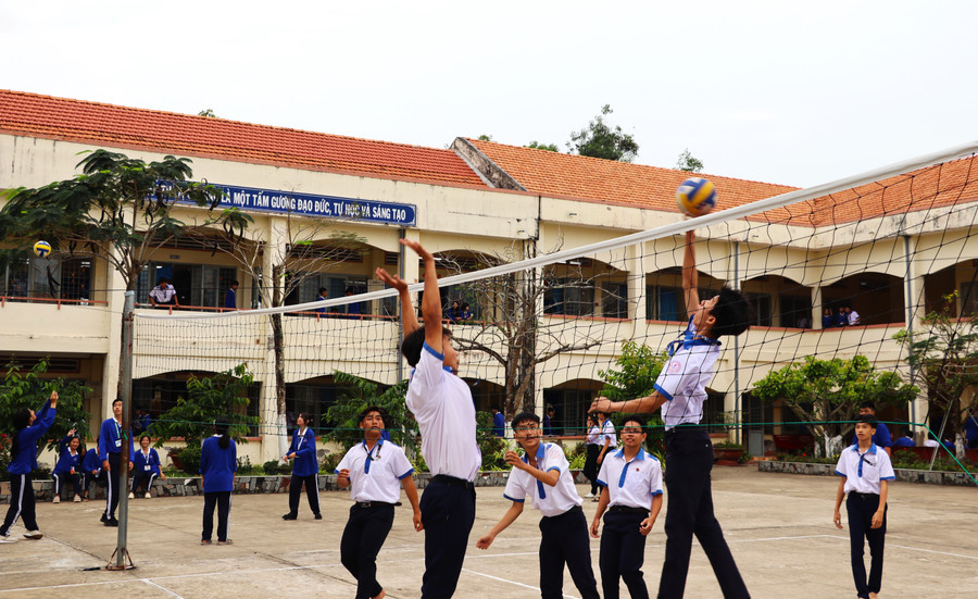 Học sinh Trường THPT Võ Văn Kiệt (Cà Mau) tham gia thể thao trong giờ ra chơi.