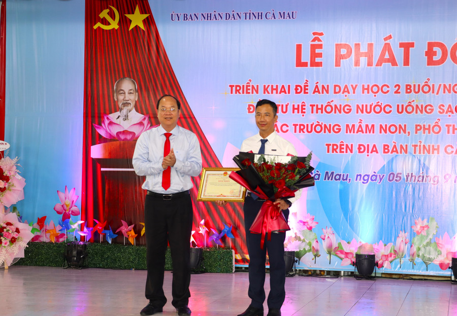 Bí thư Tỉnh ủy Cà Mau Nguyễn Hồ Hải tặng bằng khen cho lãnh đạo Sacombank vì đã tài trợ 10 tỷ đồng thực hiện Đề án. kg-17.jpg