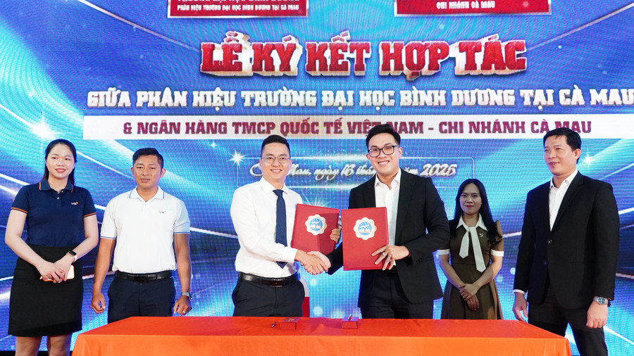 Phân hiệu Trường Đại học Bình Dương tại Cà Mau ký kết hợp tác với doanh nghiệp trong việc hỗ trợ việc làm cho sinh viên.
