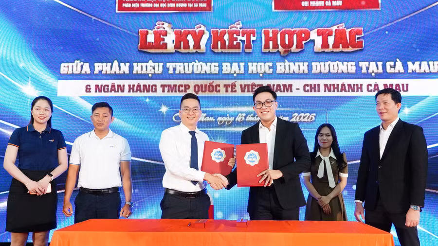 Phân hiệu Trường Đại học Bình Dương tại Cà Mau ký kết hợp tác với doanh nghiệp trong việc hỗ trợ việc làm cho sinh viên.