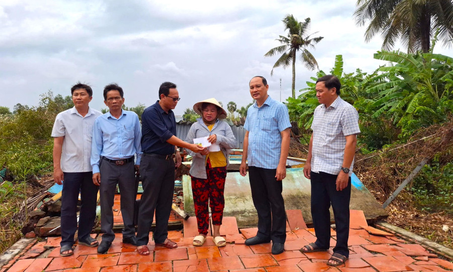 Lãnh đạo huyện U Minh thăm hỏi, động viên gia đình bị ảnh hưởng thiên tai. loc-xoay-1.jpg