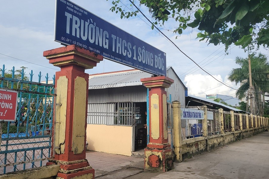Trường THCS 1 Sông Đốc, nơi ông Huyên đang làm bảo vệ.