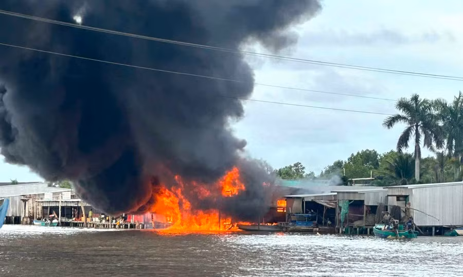 Ngọn lửa bùng phát đỏ rực, khói đen bốc cao hàng chục mét từ cây xăng, dầu Duy Nhất (huyện Ngọc Hiển).