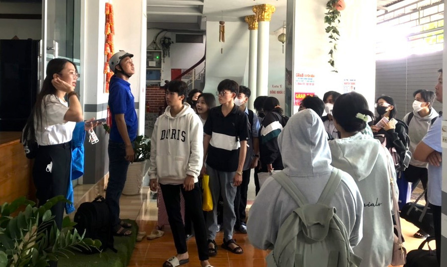 Học sinh tập trung nhận phòng nghỉ tại huyện Năm Căn. hoc-sinh-ngoc-hien-di-thi-5.jpg