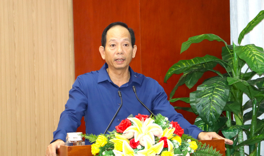 Ông Nguyễn Chí Thiện, Giám đốc Sở Công Thương báo cáo công tác đấu tranh chống buôn lậu, hàng giả trên địa bàn. hoi-nghi-hang-gia-3.jpg