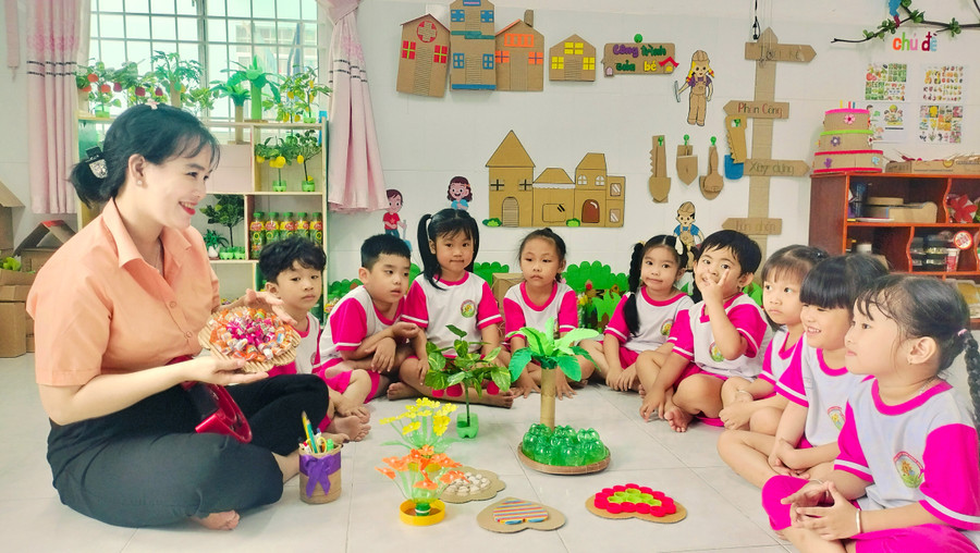 Hiện 100% trường Mầm non ở Cà Mau đã tổ chức dạy học 2 buổi/ngày. truong-hoc-day-manh-tai-che-rac-thai-2.jpg