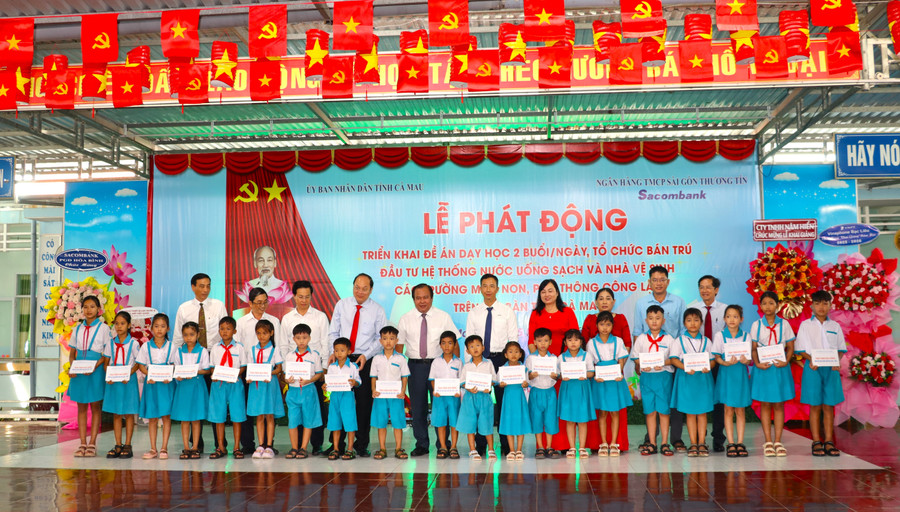 Lãnh đạo tỉnh trao học bổng Võ Văn Kiệt cho học sinh khó khăn kg-18.jpg
