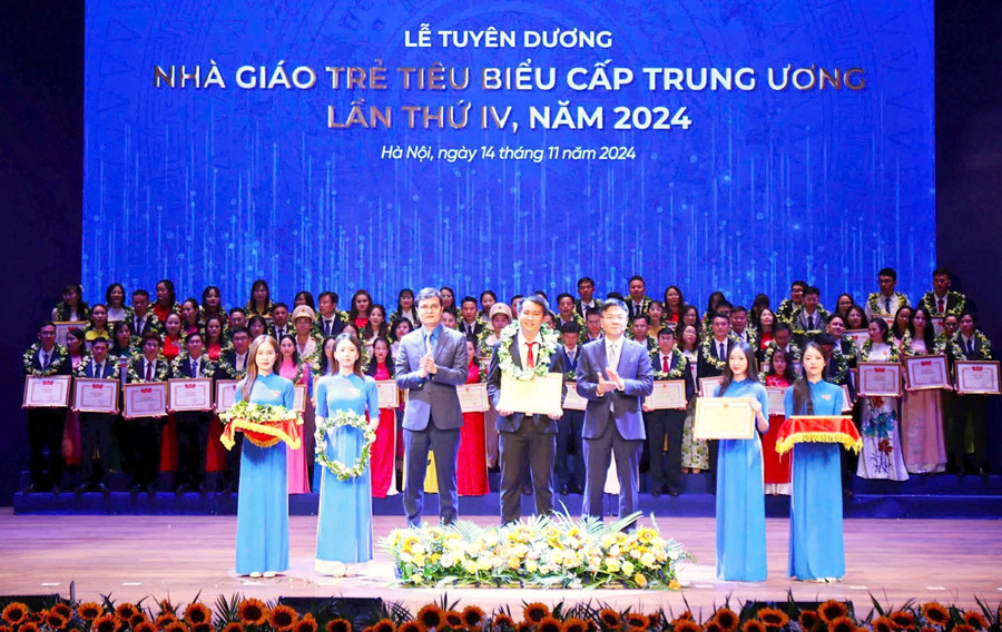 Thầy Hồ Thanh Tùng được tuyên dương Nhà giáo trẻ tiêu biểu cấp Trung ương năm 2024. thay-giao-tre-tung-vinh-danh-sach-vang-sang-tao-viet-nam-2.jpg