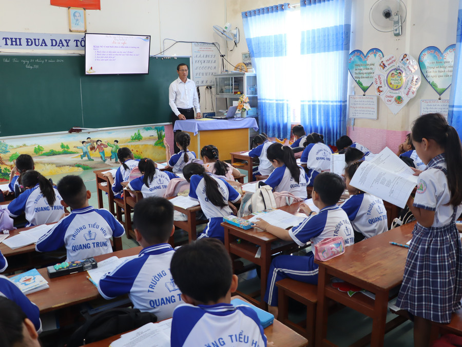Một tiết học tại Trường Tiểu học Quang Trung (Đông Hải, Bạc Liêu). giao-duc-vung-bien-dong-hai-vuon-len-tu-gian-kho-3.jpg