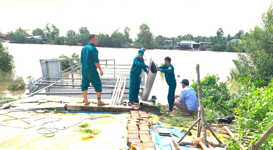 Ngành chức năng hỗ trợ người dân khắc phục sự cố sạt lở đất. sat-lo-dam-doi-1.jpg