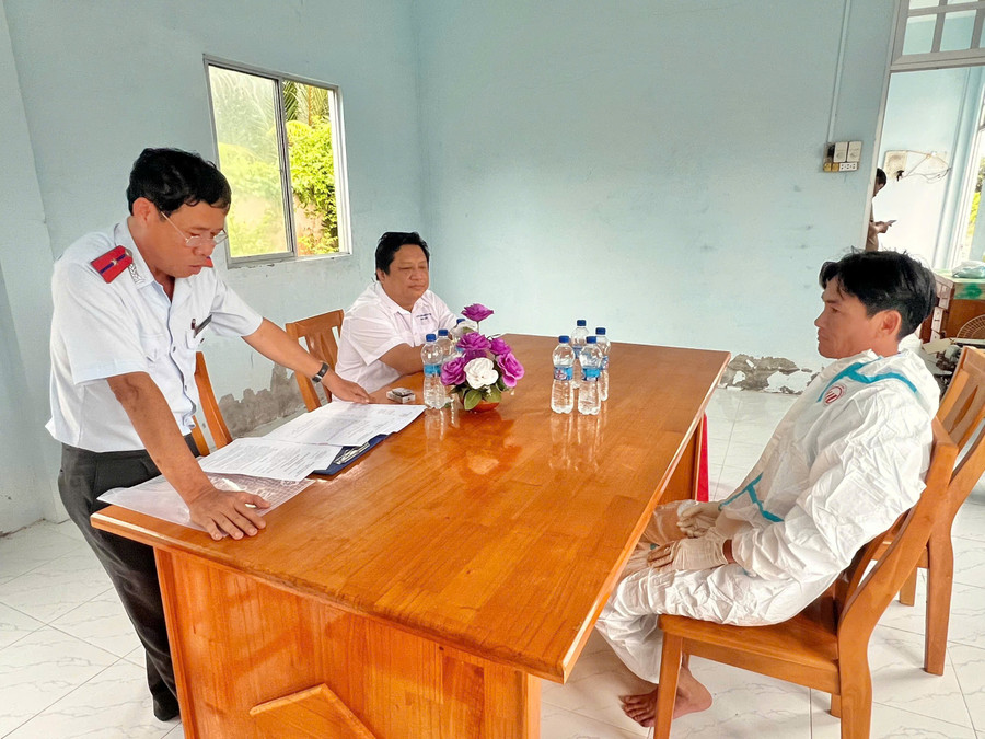 Thanh tra Sở NN&MT tỉnh Bạc Liêu đọc quyết định tiêu hủy đàn heo của ông Nguyễn Văn Thống. gen-h-tieu-huy-heo-3.jpg