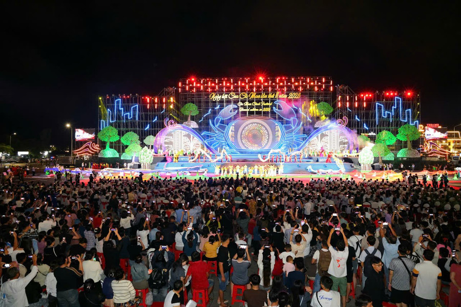 Không gian lễ khai mạc Ngày hội Cua Cà Mau.