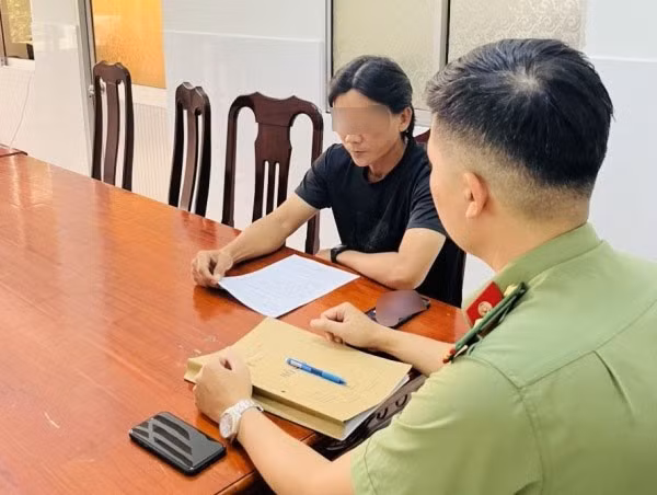 Công an tỉnh Cà Mau làm việc với người vi phạm. 