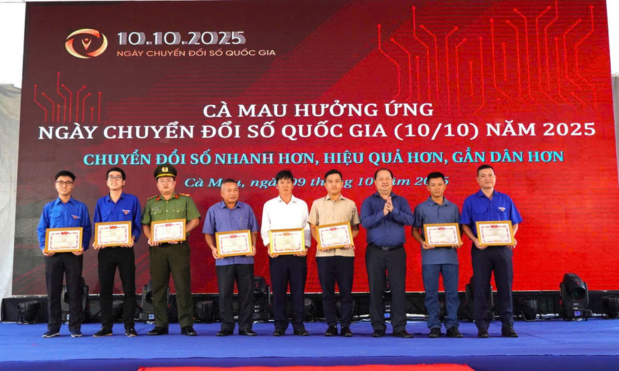 Lãnh đạo Sở KH&CN tỉnh Cà Mau trao giải Cuộc thi "Tìm hiểu về khoa học, công nghệ, đổi mới sáng tạo và chuyển đổi số". gen-n-cds-3.jpg