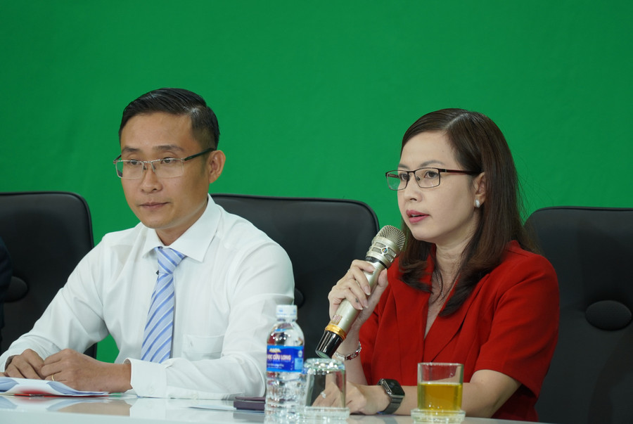 Thành viên Ban Tư vấn tuyển sinh giải đáp thắc mắc của học sinh và phụ huynh. tu-van-16.jpg