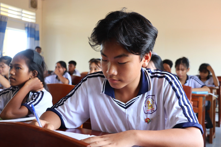 Người dân vùng đồng bào DTTS ở Cà Mau ngày càng quan tâm tạo điều kiện cho con em được học hành.