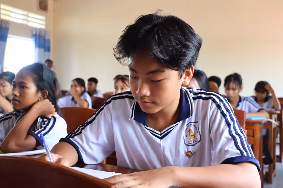 Người dân vùng đồng bào DTTS ở Cà Mau ngày càng quan tâm tạo điều kiện cho con em được học hành.