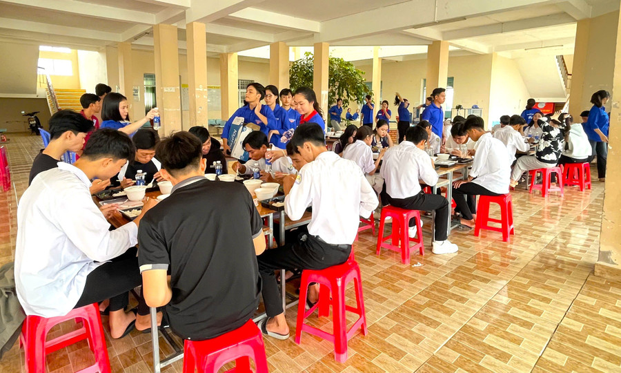 Bố trí bữa ăn trưa tại chỗ cho thí sinh. gen-h-ho-tro-thi-sinh-1.jpg
