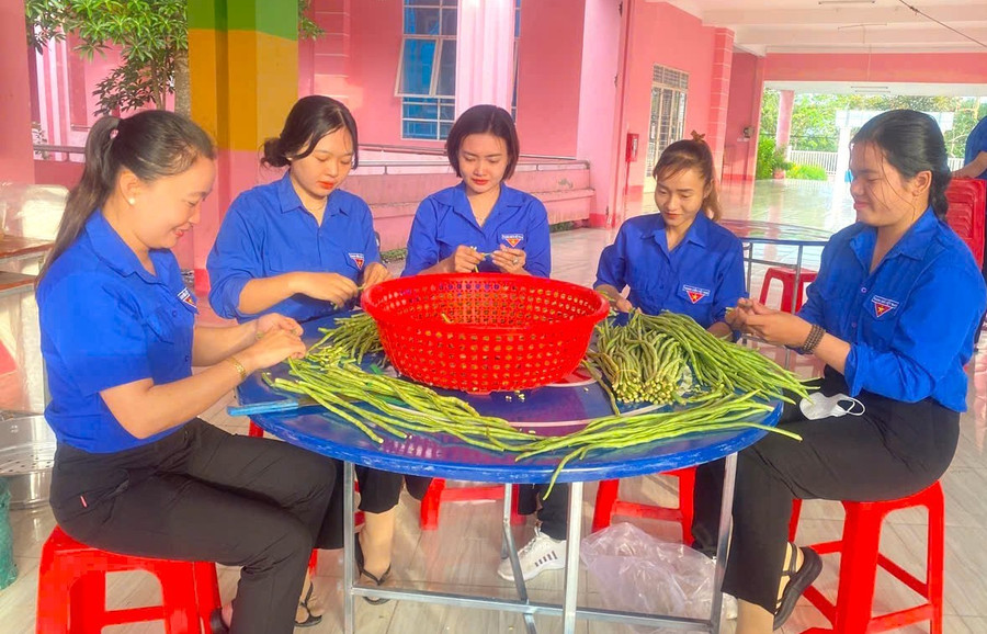 Chuẩn bị thức ăn trưa hỗ trợ thí sinh. gen-h-ho-tro-thi-sinh-7.jpg