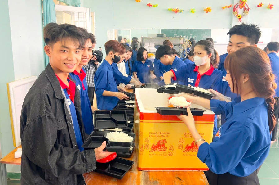 Chuẩn bị cơm phát cho thí sinh. gen-h-ho-tro-thi-sinh-4.jpg