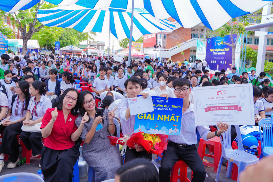 Đơn vị Trường THPT Trà Ôn (Sở GD&ĐT tỉnh Vĩnh Long) nhận giải Nhất mô hình STEM tại ngày hội.