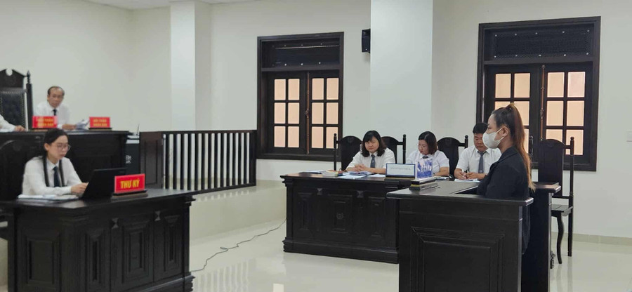 Bị cáo Lê Huyền Trân trả lời Hội đồng xét xử. 510360207-1063090141917222-5110957330327020194-n.jpg