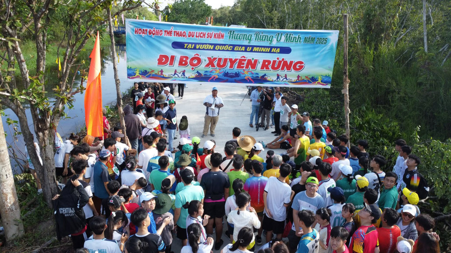 Người dân chuẩn bị xuất phát đi bộ xuyên rừng. 494573343-1228185081999095-678951073059302169-n.jpg