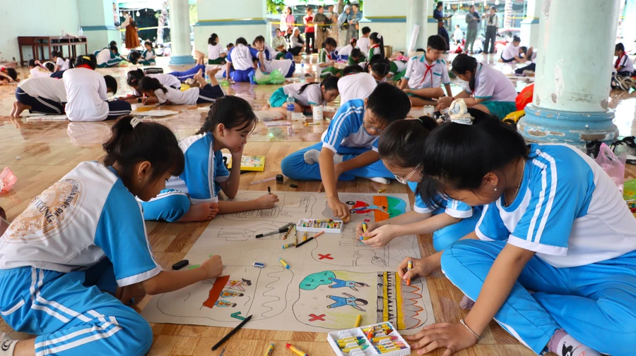 Học sinh tham gia Hội thi vẽ tranh về ATGT. (Ảnh Quách Mến)