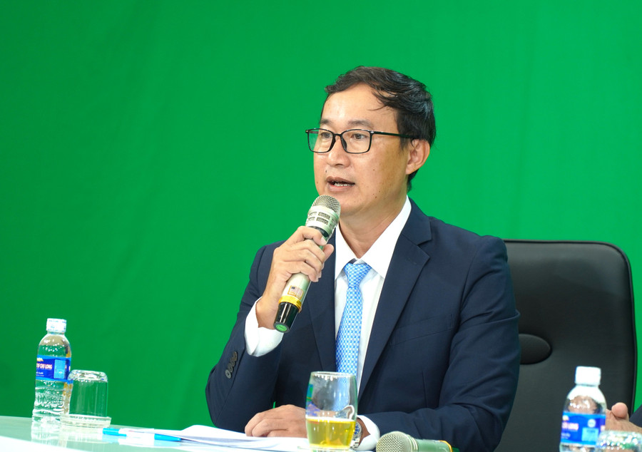 Thành viên Ban Tư vấn tuyển sinh trả lời câu hỏi của học sinh. tu-van-15.jpg