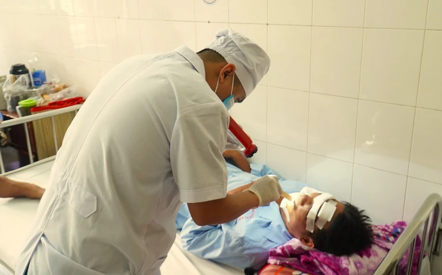 Ông Trần Văn Hận đang nằm điều trị tại bệnh viện với nhiều vết thương vùng đầu.
