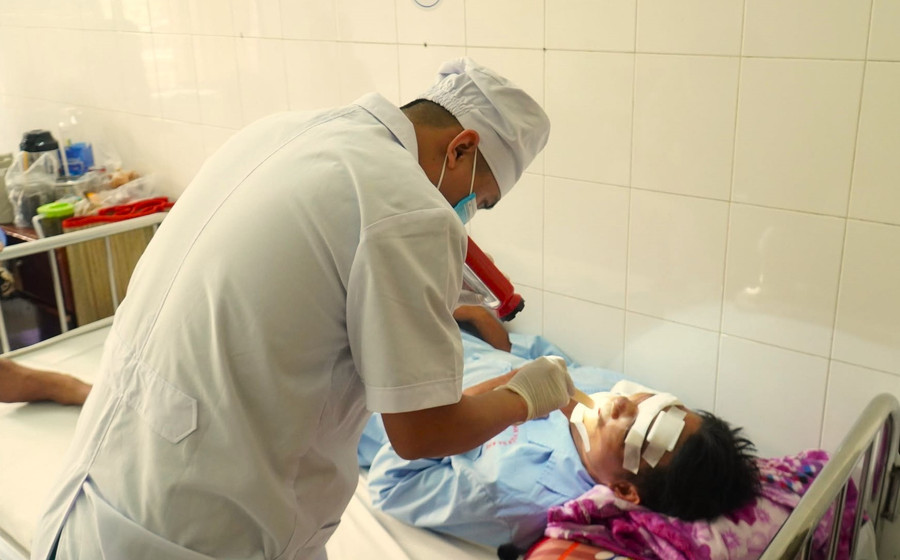 Ông Trần Văn Hận đang nằm điều trị tại bệnh viện với nhiều vết thương vùng đầu.