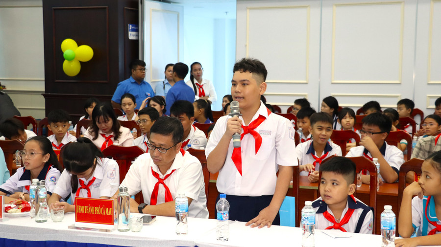 Một học sinh ở TP Cà Mau đặt câu hỏi với lãnh đạo tỉnh.