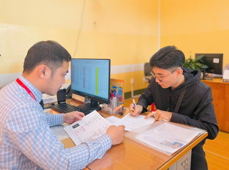 Thí sinh đến BDU tại Cà Mau làm thủ tục nhập học. gen-h-bdu-3.jpg